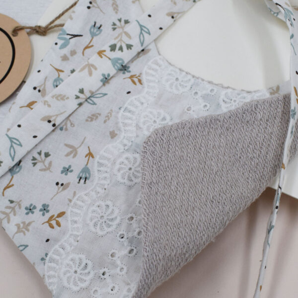 σαλιάρα με δαντέλα broderie