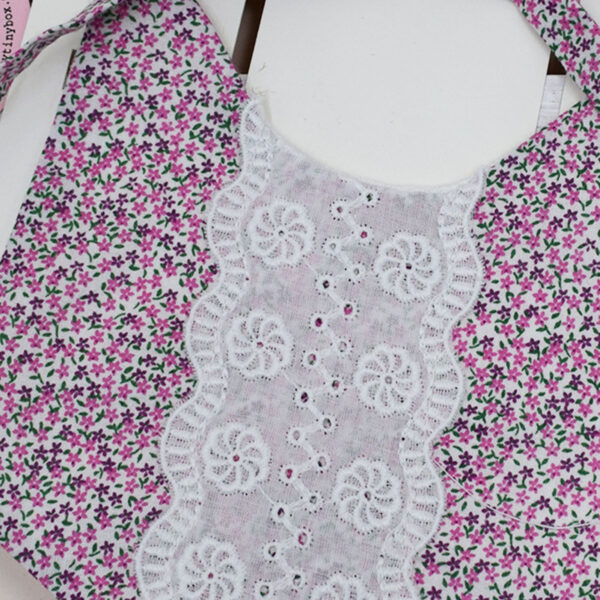 σαλιάρα με δαντέλα broderie