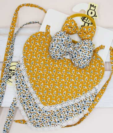 σετ δώρου με δύο σαλιάρες σε σχήμα καρδιάς με δαντέλα μαζί με δύο βρεφικές κορδέλες μαλλιών με φουσκωτό φιόγκο η μια και μικρότερο φουσκωτό φιογκάκι η δεύτερη, με βαμβακερά αντίστοιχα υφάσματα με μπλε και ώχρα λουλουδάκια