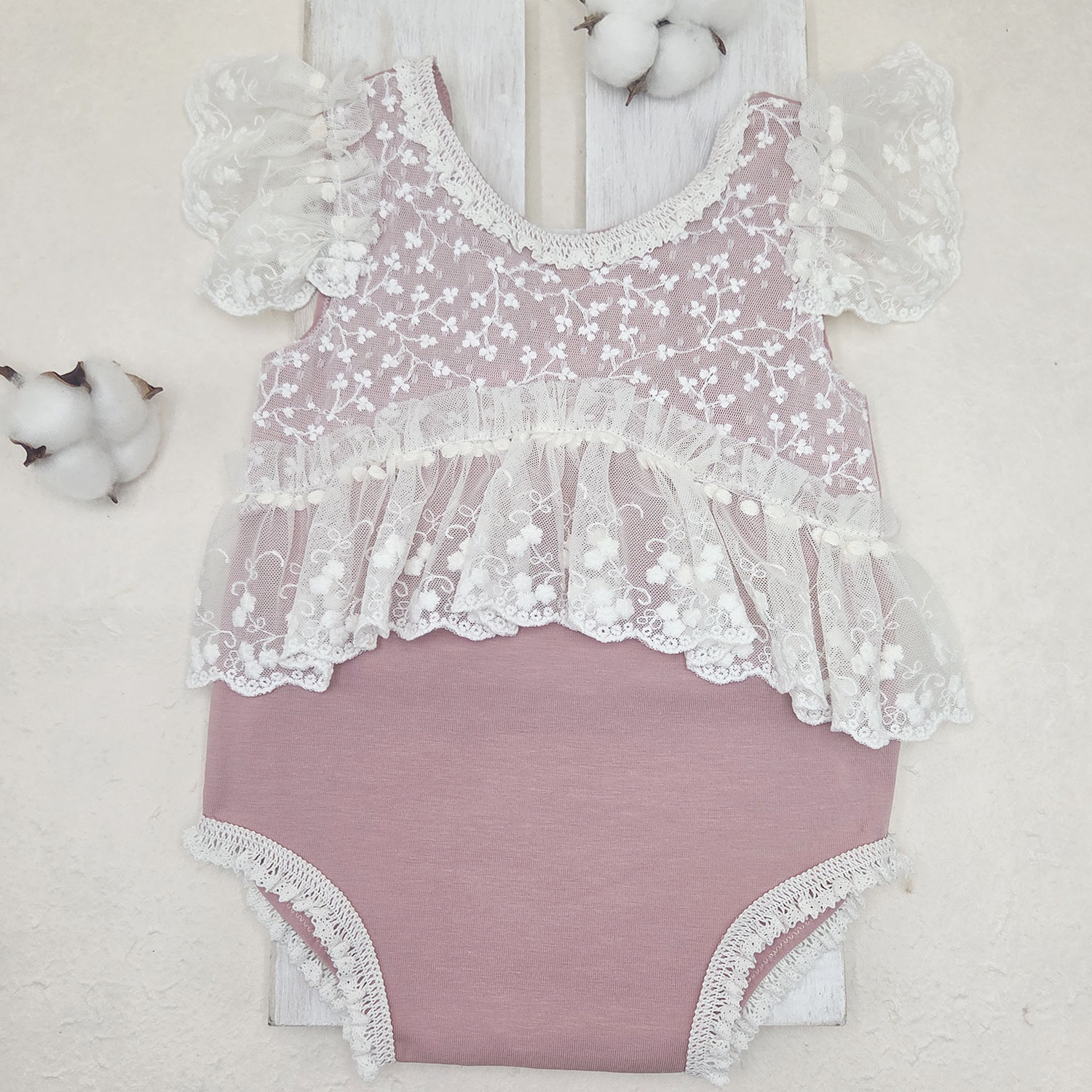 dusty-pink-lace-romper-rosy φορμάκι φωτογράφισης με δαντέλα