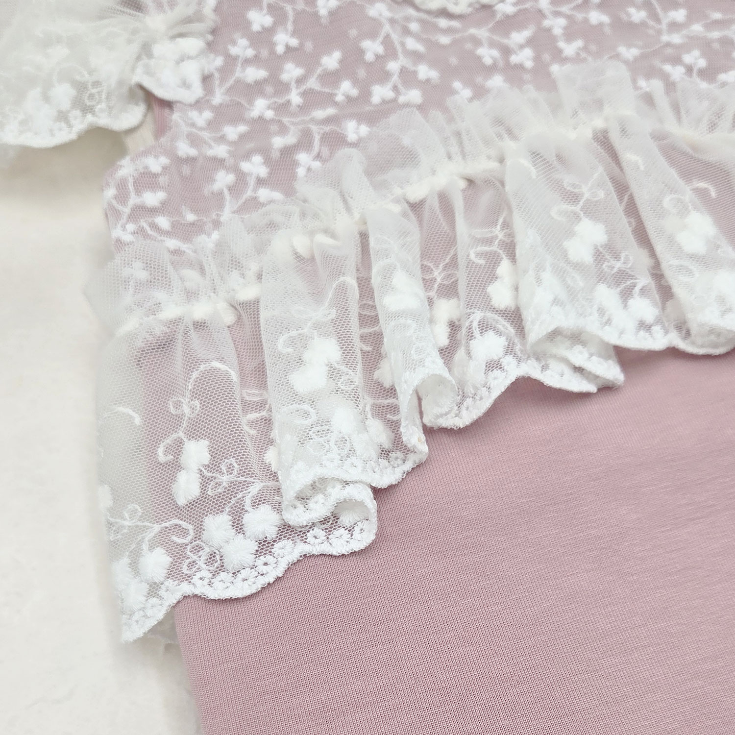 dusty-pink-newborn-lace-romper-rosy-2 φορμάκι φωτογράφισης με δαντέλα