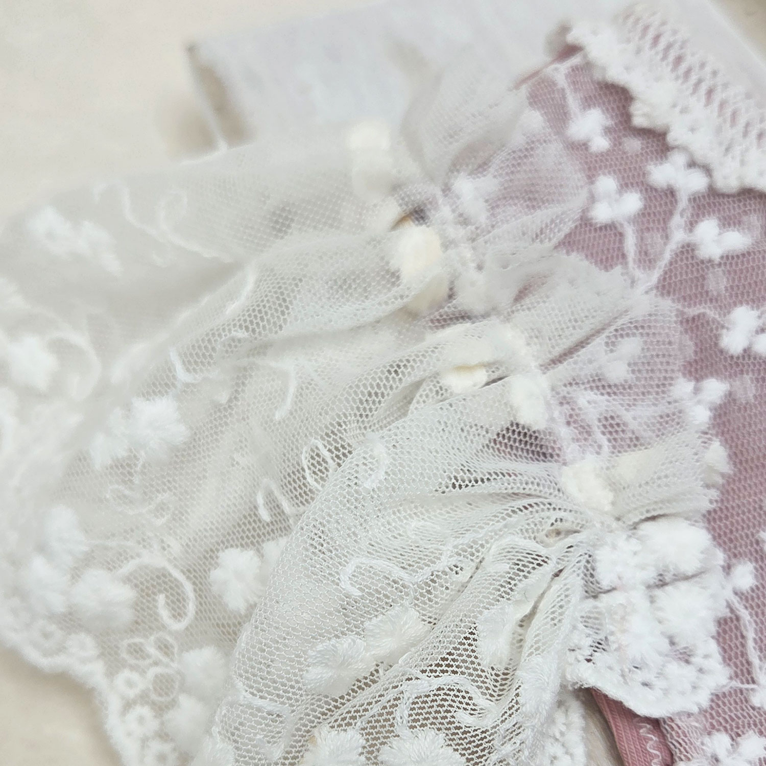 dusty-pink-newborn-lace-romper-rosy-3 λεπτομέρεια από τη δαντέλα σε φορμάκι φωτογράφισης