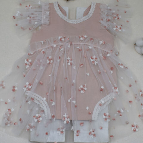 dusty pink φορμάκι φωτογράφισης με κεντημένο τούλι