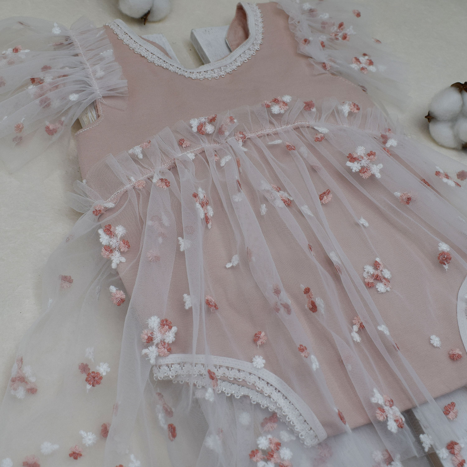 newborn-embroidered-tulle-romper-6 dusty pink φορμάκι φωτογράφισης με κεντημένο τούλι