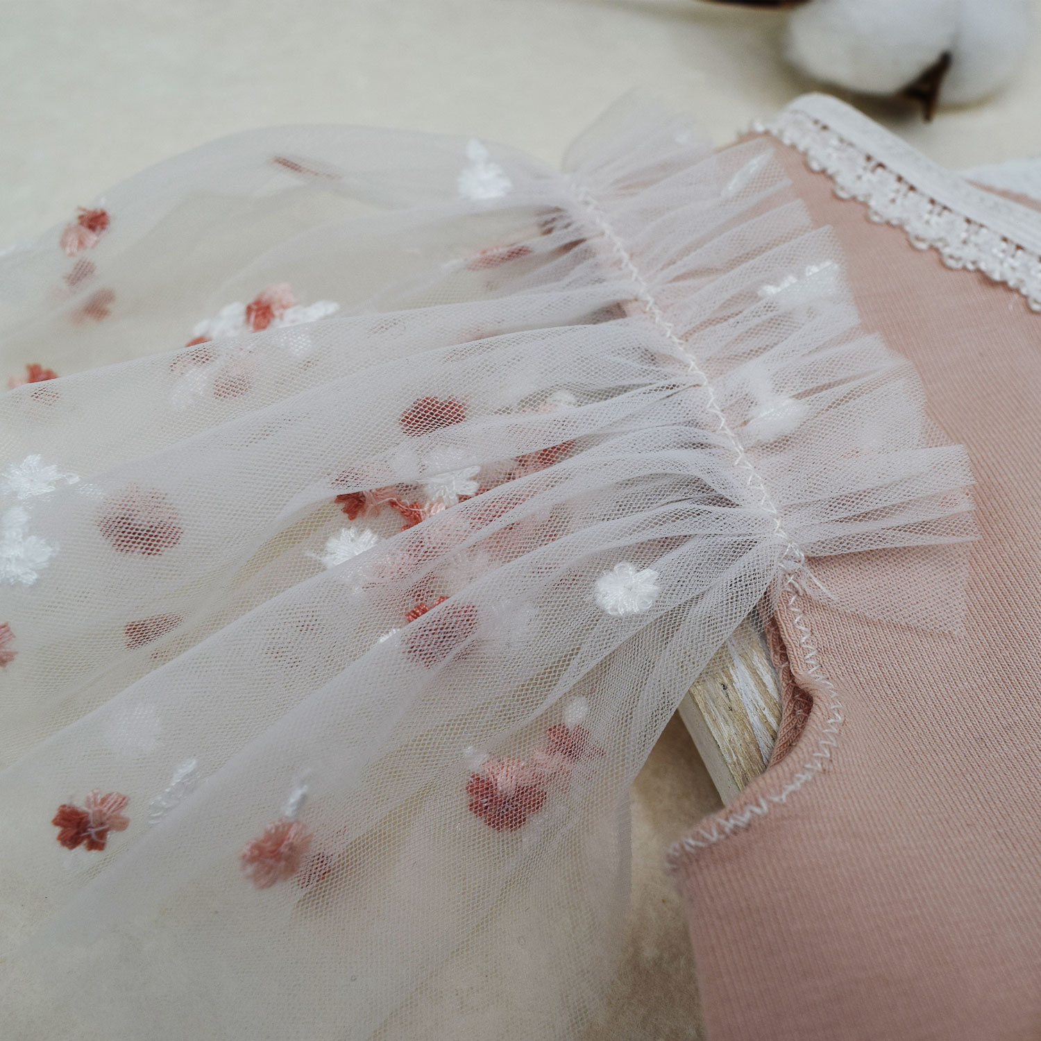 newborn-embroidered-tulle-romper dusty pink φορμάκι φωτογράφισης με κεντημένο τούλι