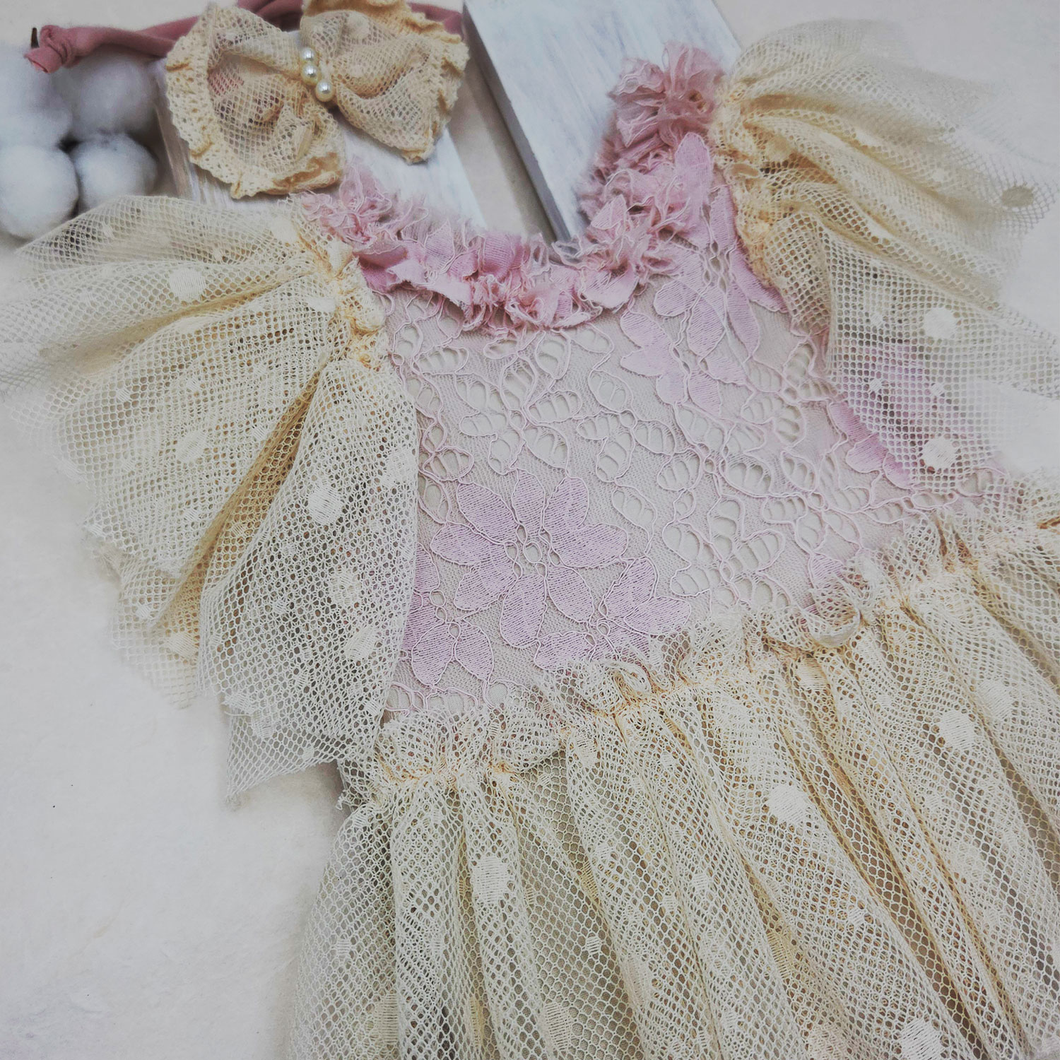 newborn-girl-romper-beige-pink-lace-2 φορμάκι φωτογράφισης με ιβουάρ τούλι και ροζ δαντέλα