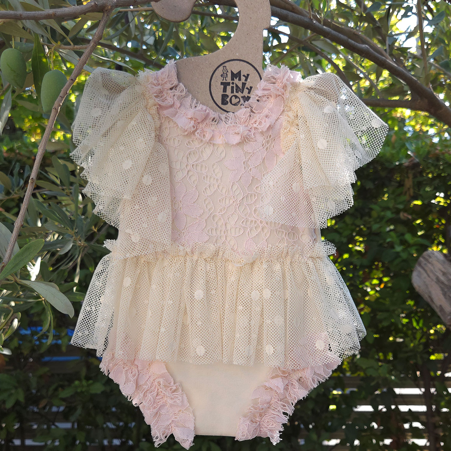 newborn-girl-romper-beige-pink-lace-4 φορμάκι φωτογράφισης με ιβουάρ τούλι και ροζ δαντέλα