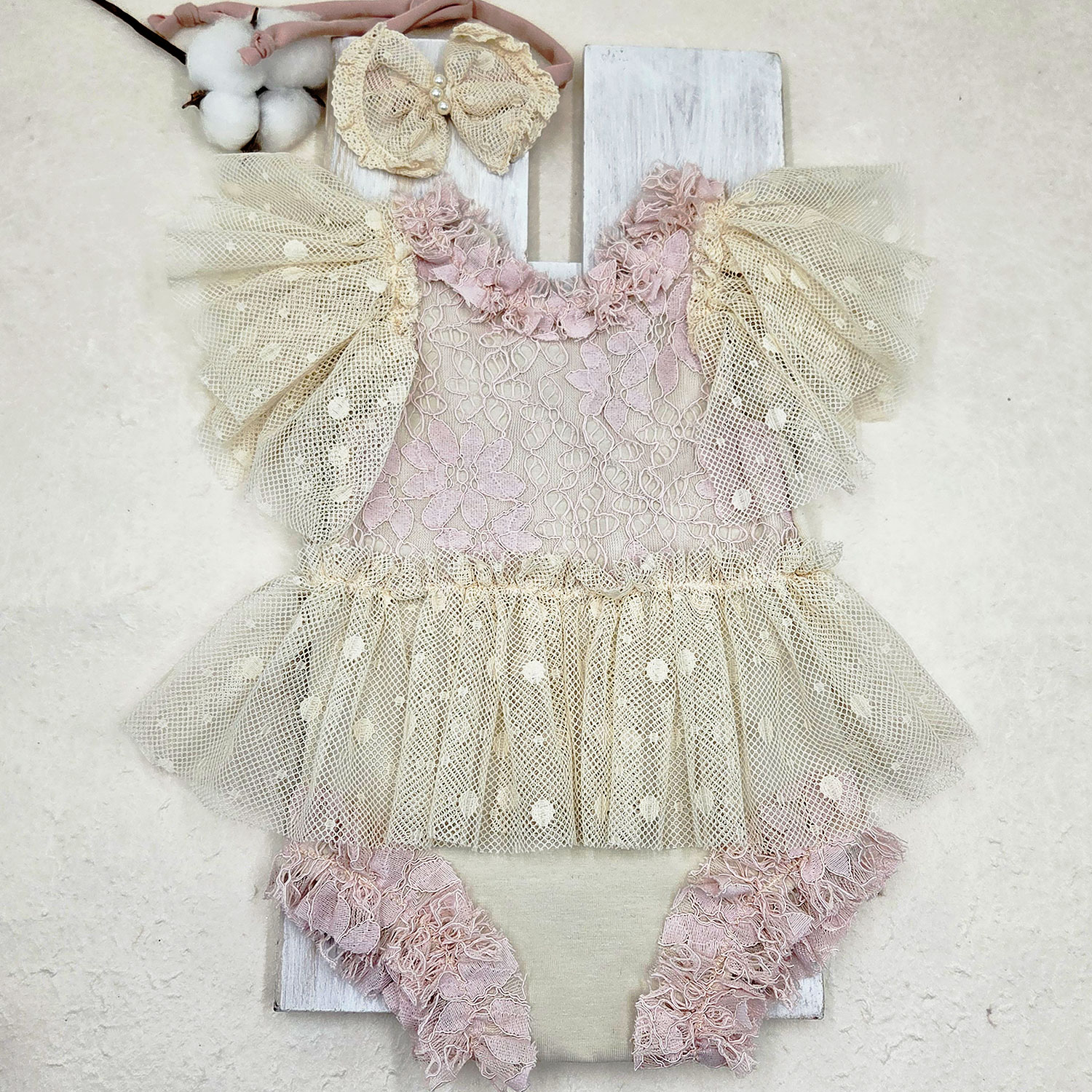 newborn-girl-romper-beige-pink-lace φορμάκι φωτογράφισης με τούλι και δαντέλα