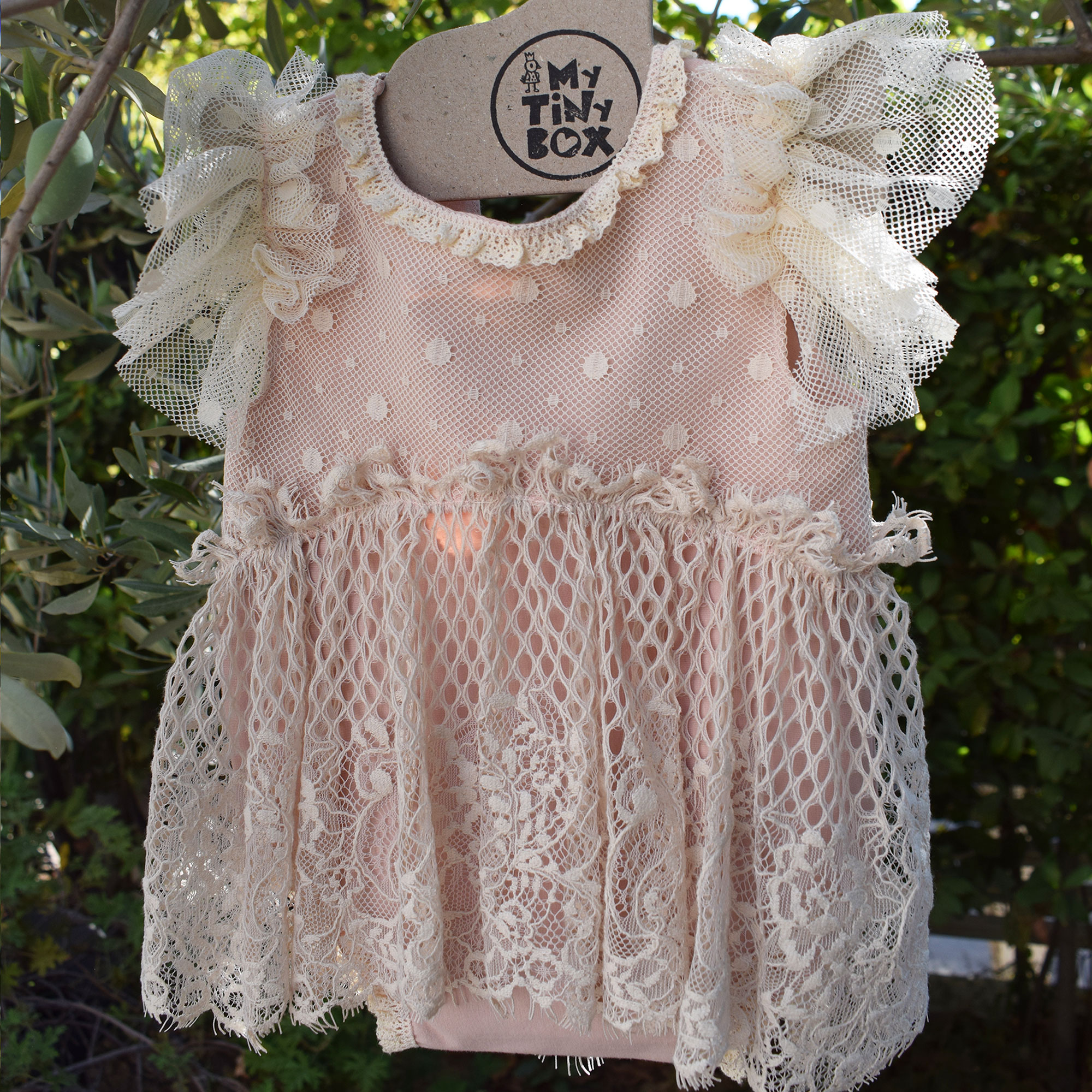 newborn-lace-romper-ivory-dusty-pink- φορμάκι φωτογράφισης με μπεζ δαντέλα