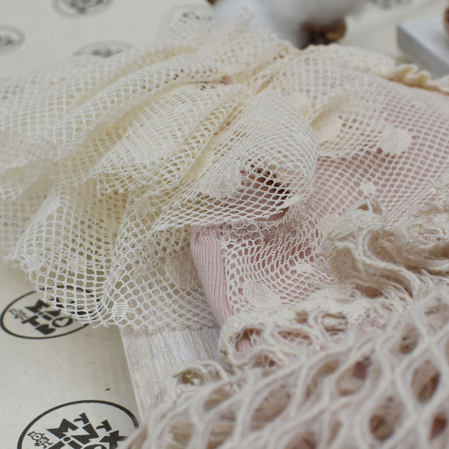 newborn-lace-romper-ivory-dusty-pink-1 λεπτομέρεια μανίκι από τούλι ιβουάρ
