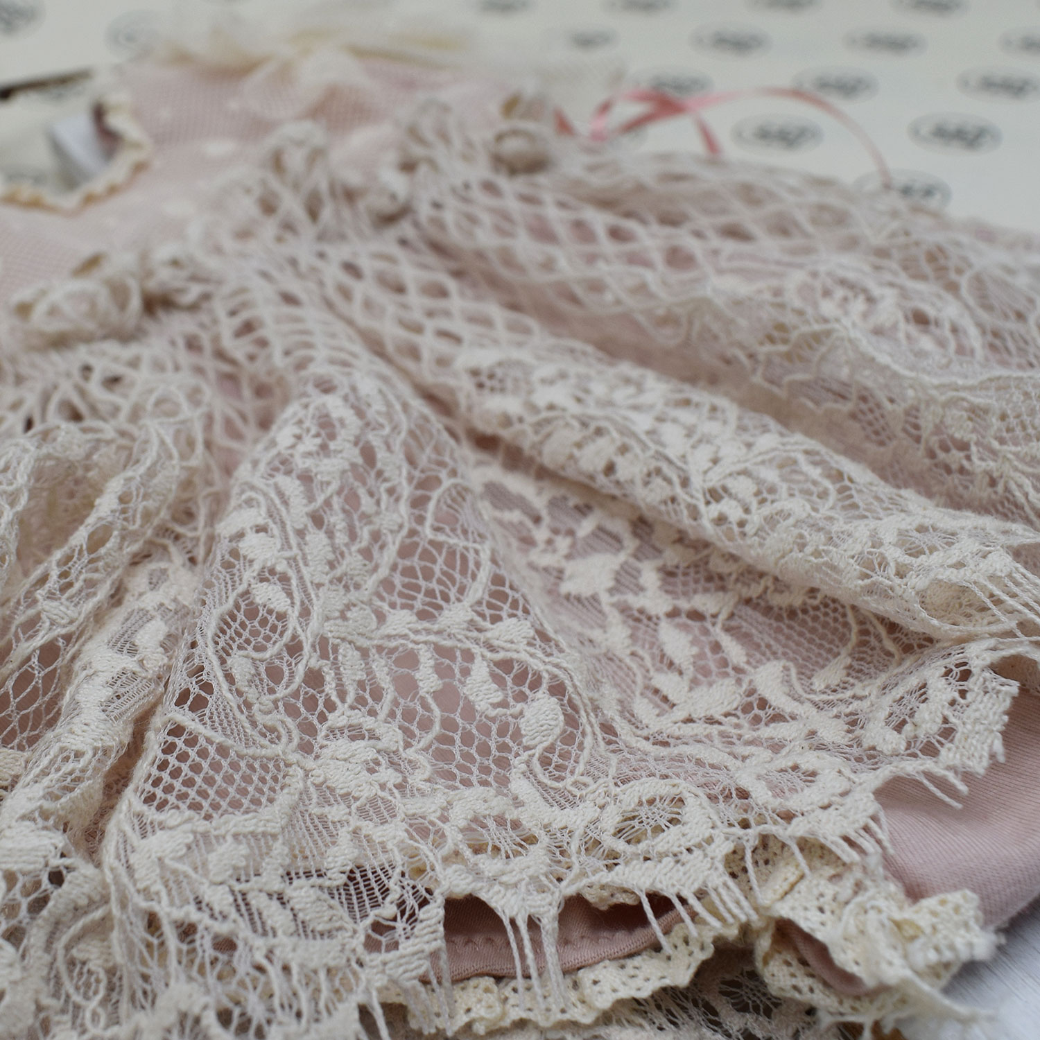 newborn-lace-romper-ivory-dusty-pink-3 λεπτομέρεια φορμάκι με μπεζ δαντέλα