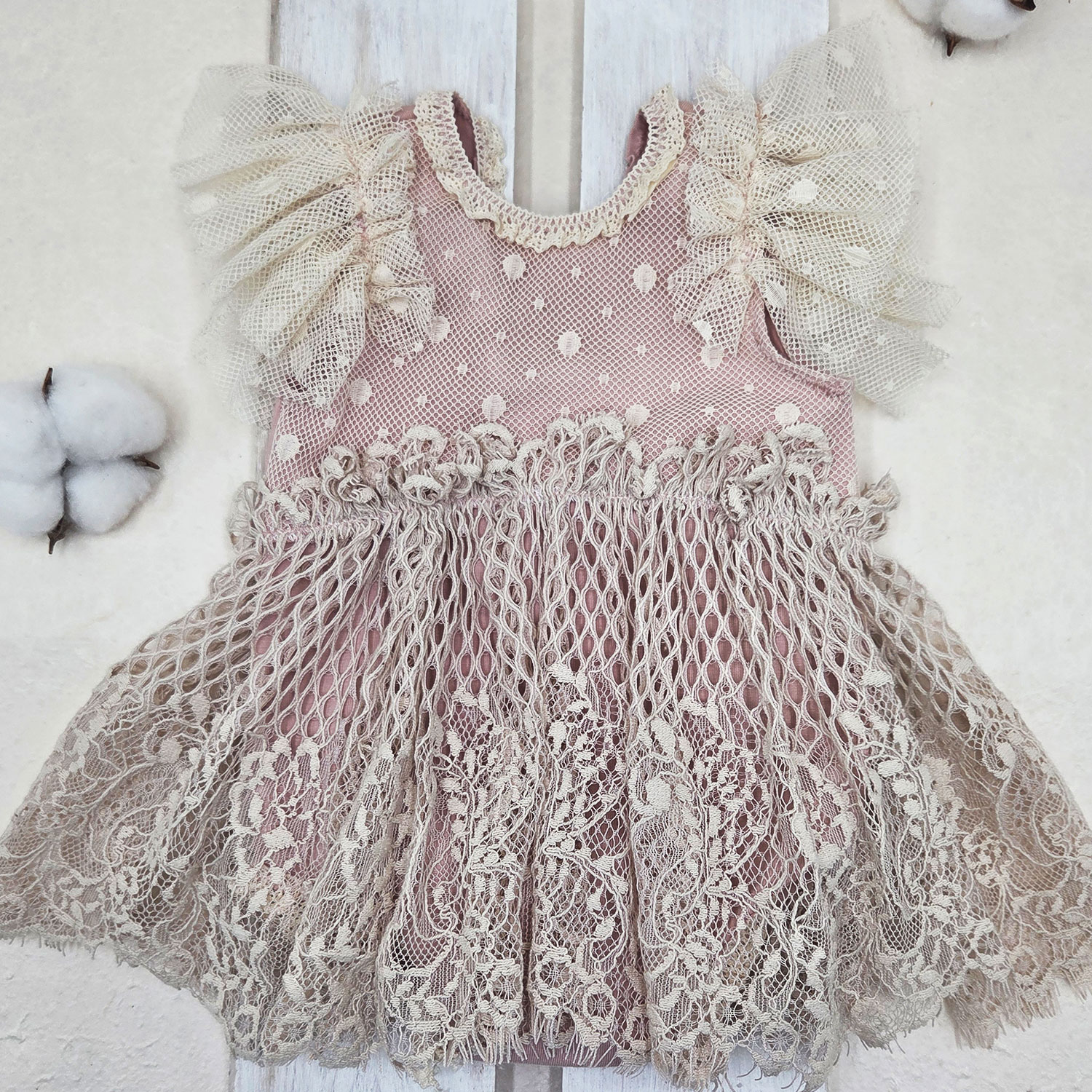 newborn-lace-romper-ivory-dusty-pink φορμάκι νεογέννητου με δαντέλα