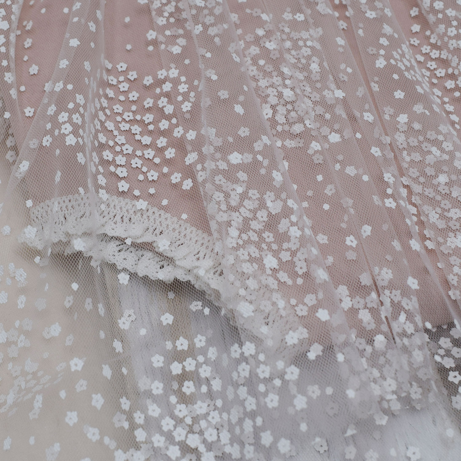 newborn-old-pink-tulle-lace-outfit-5 nude ροζ φορμάκι φωτογράφισης για νεογέννητο με άσπρο τούλι με μικρά λουλουδάκια