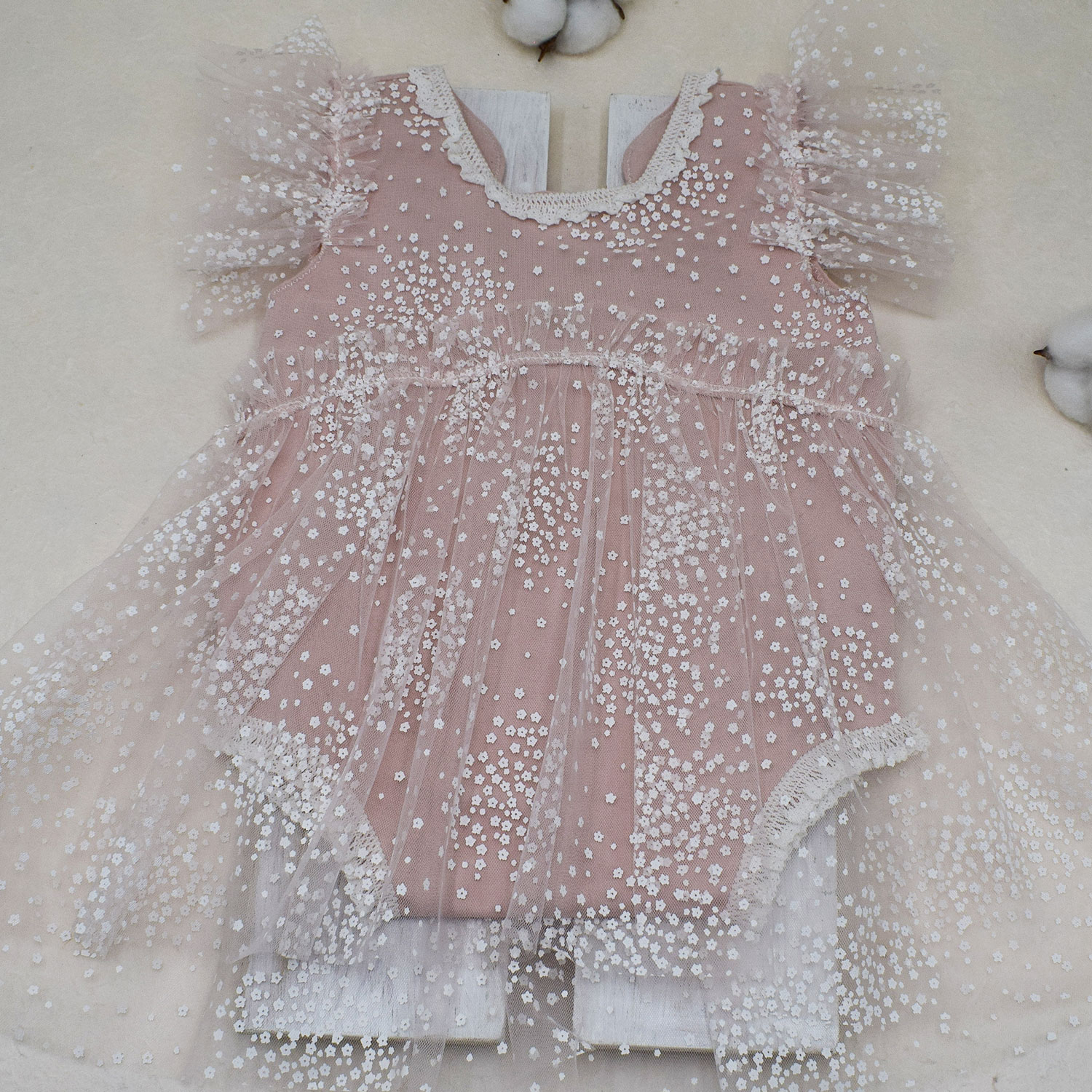 newborn-old-pink-tulle-lace-outfit.-1 nude ροζ φορμάκι φωτογράφισης για νεογέννητο με άσπρο τούλι με μικρά λουλουδάκια