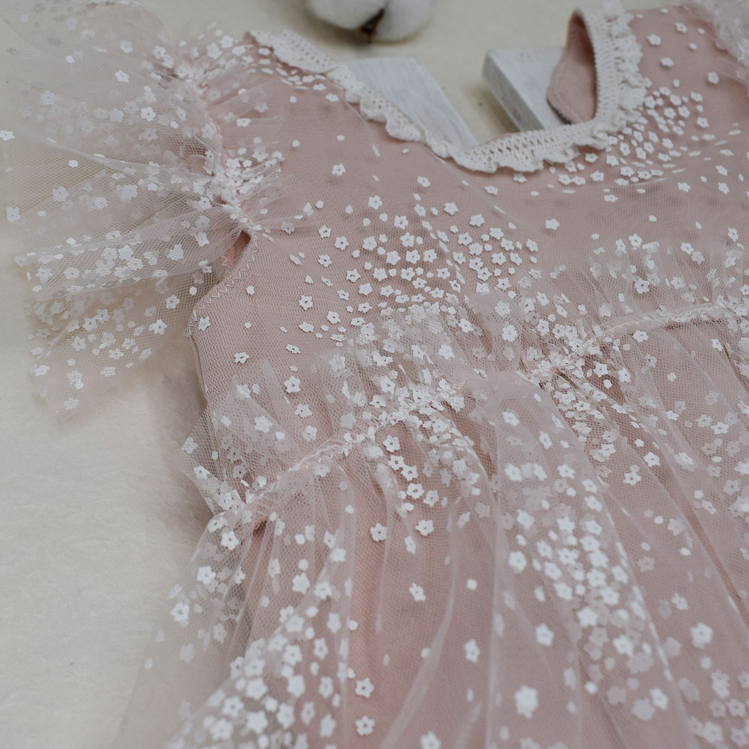newborn-old-pink-tulle-lace-outfit.-2 nude ροζ φορμάκι φωτογράφισης για νεογέννητο με άσπρο τούλι με μικρά λουλουδάκια