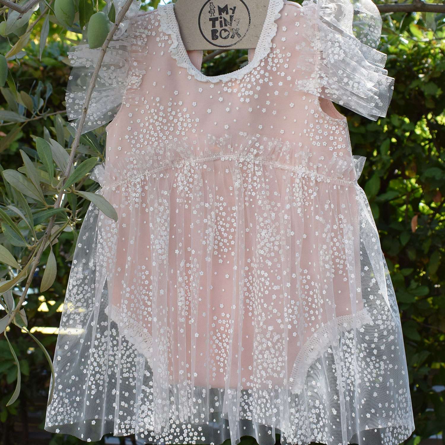 newborn-old-pink-tulle-lace-outfit nude ροζ φορμάκι φωτογράφισης για νεογέννητο με άσπρο τούλι με μικρά λουλουδάκια