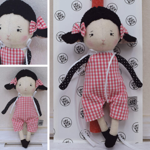 Πασχαλινή Λαμπάδα Χειροποίητη με Μαύρο προβατάκι με καρώ σαλοπέτα